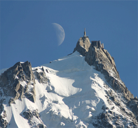 L'Aiguille du Midi à 3842 metres domine d'un coté la vallée de Chamonix et la vallée blanche de l'autre - Une des plus belles descentes à skis du monde